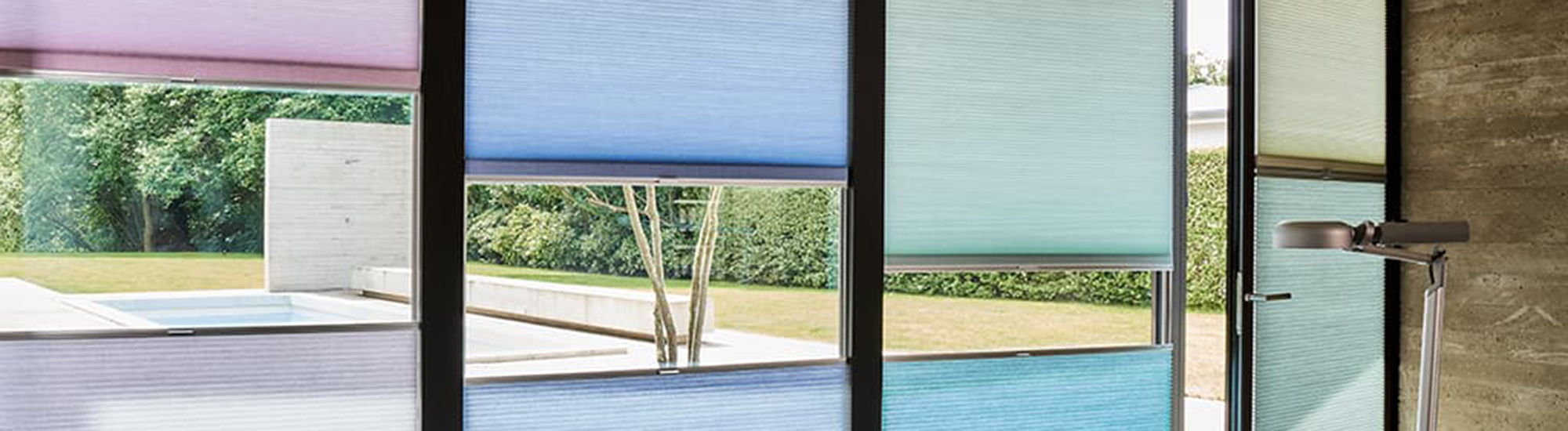 Entdecken Sie individuelle Plissees nach Maß von wohnTräume in Hamburg. Unsere Plissees bieten nicht nur einen ästhetischen Mehrwert, sondern auch praktischen Licht- und Sichtschutz. Egal ob für große Fensterfronten, Dachschrägen oder außergewöhnliche Fensterformen – wir gestalten Ihre Fensterträume ganz nach Ihren Wünschen!